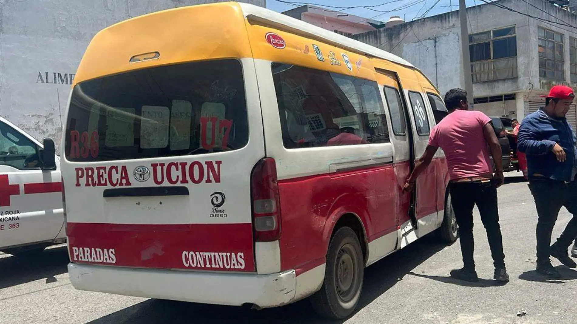 Daños materiales cuantiosos dejó como saldo un accidente vial entre una camioneta y una colectiva